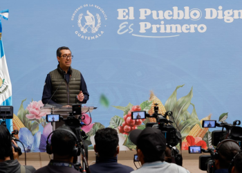 El ministro de Finanzas Públicas, Jonathan Menkos.