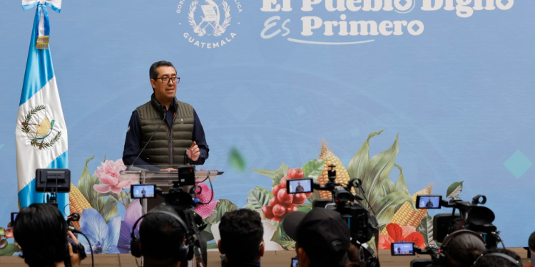 El ministro de Finanzas Públicas, Jonathan Menkos.