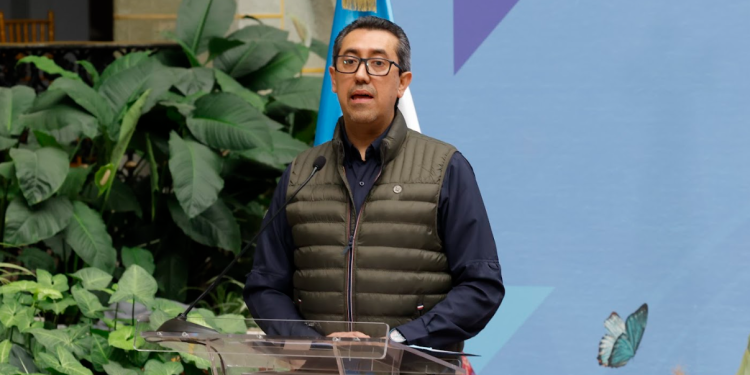 El ministro de Finanzas Públicas, Jonathan Menkos