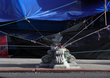 En algunos puntos se fijaron refugios usando el hierro expuesto de la fachada, generando tensión y afectaciones a estos elementos históricos del Palacio Nacional de la Cultura. / Foto: MCD