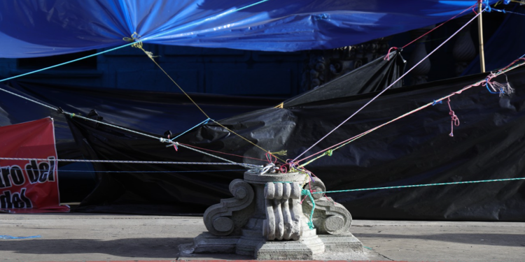 En algunos puntos se fijaron refugios usando el hierro expuesto de la fachada, generando tensión y afectaciones a estos elementos históricos del Palacio Nacional de la Cultura. / Foto: MCD