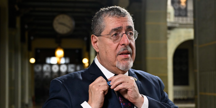 Presidente Bernardo Arévalo se une a la campaña Corazón Azul. / Foto: Álvaro Interiano.