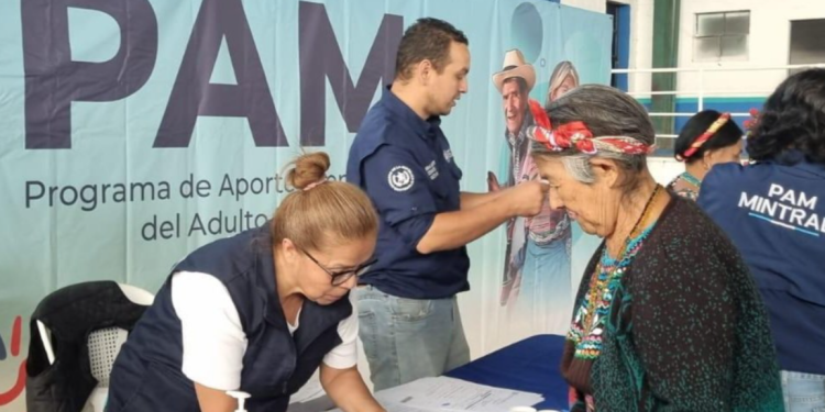 Mintrab Programa del Aporte Económico del Adulto Mayo avanza en Huehuetenango y Baja Verapaz./Foto: Mintrab.