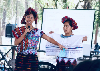 Mujeres participan en una formación de en Derechos Lingüísticos y transmisión del idioma chalchiteko con enfoque de género./Foto: ALMG.