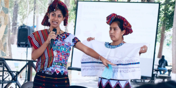 Mujeres participan en una formación de en Derechos Lingüísticos y transmisión del idioma chalchiteko con enfoque de género./Foto: ALMG.