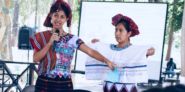 Mujeres participan en una formación de en Derechos Lingüísticos y transmisión del idioma chalchiteko con enfoque de género./Foto: ALMG.