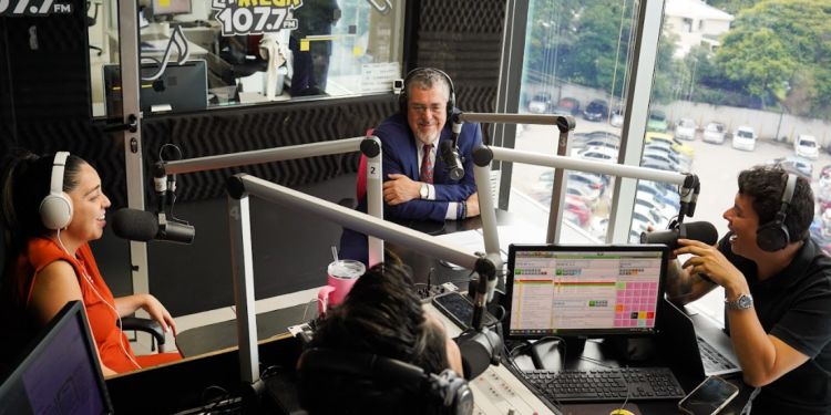 Presidente Arévalo comparte acciones de seguridad y educación. (Foto: Willy Aguilar)