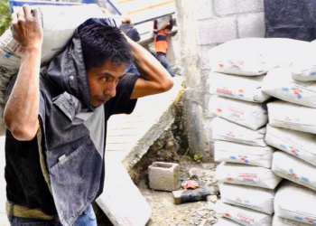 Mides continúa cementando pisos de tierra./Foto: Mides.