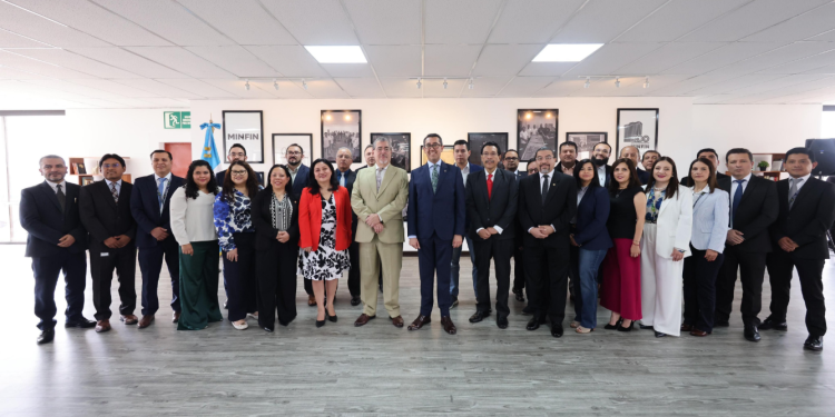 Presidente envía mensaje al Ministerio de Finanzas Públicas por sus 200 años al servicio del país