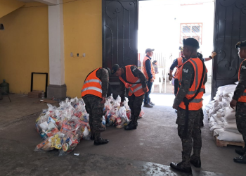El Ejército ha unido esfuerzos con la Sesan para trasladar alimentos al centro de acopio. / Foto: Ejército de Guatemala.