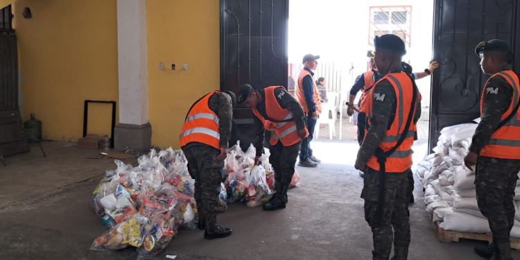 El Ejército ha unido esfuerzos con la Sesan para trasladar alimentos al centro de acopio. / Foto: Ejército de Guatemala.