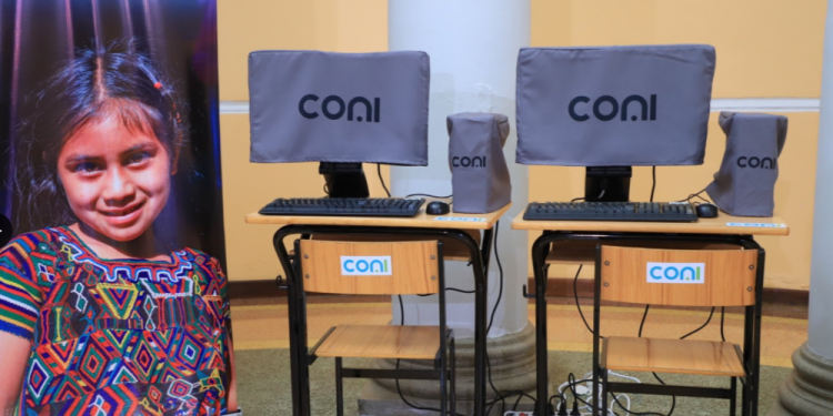 Ministerio de Educación entregará 400 equipos de cómputo a centros educativos de Alta Verapaz. (Foto: Mineduc)