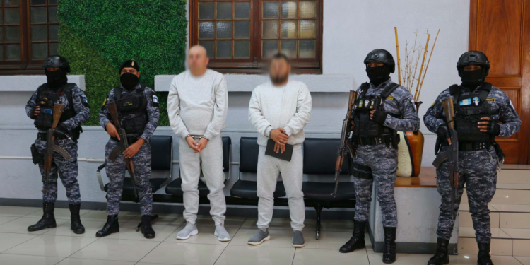 Una vez cumplidos todos los procedimientos legales correspondientes, ambos reclusos fueron trasladados desde el centro carcelario hasta EE.UU. / Foto: Mingob