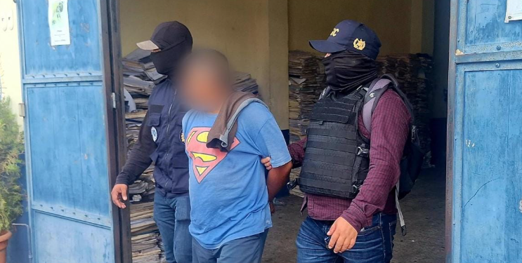 El conductor del autobús fue identificado como Julio N, de 40 años, quien inmediatamente fue detenido. / Foto: PNC