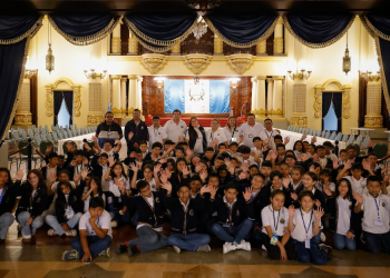 Estudiantes de la escuela Gumarkaah, de Santa Cruz del Quiché, visitaron el Palacio Nacional de la Cultura. (Foto: Gilber García)