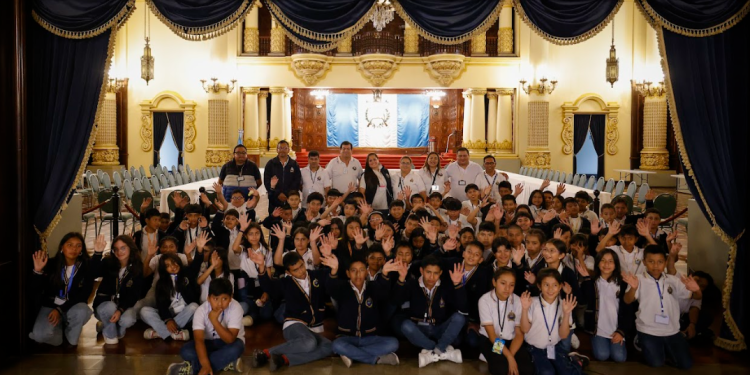 Estudiantes de la escuela Gumarkaah, de Santa Cruz del Quiché, visitaron el Palacio Nacional de la Cultura. (Foto: Gilber García)