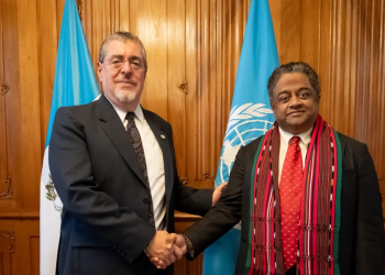 Presidente Bernardo Arévalo junto al relator para la vivienda de Naciones Unidas. / Foto: Álvaro Interiano.