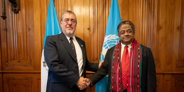 Presidente Bernardo Arévalo junto al relator para la vivienda de Naciones Unidas. / Foto: Álvaro Interiano.