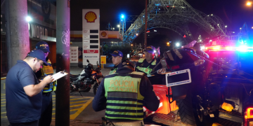 Uno de los puntos de verificación fue instalado en la 7a. avenida de la zona 9, frente a la emblemática Torre del Reformador. / Foto: DT-PNC