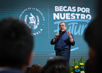 Presidente Bernardo Arévalo en Quiché hablando sobre las Becas. / Foto: SCSP