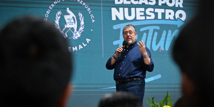 Presidente Bernardo Arévalo en Quiché hablando sobre las Becas. / Foto: SCSP
