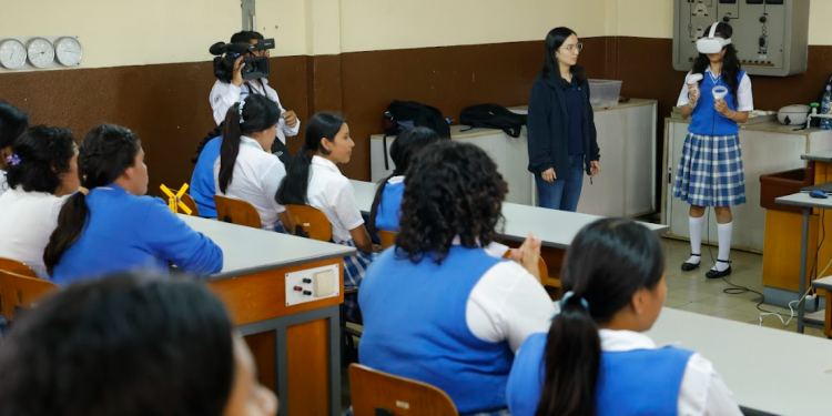 Vicepresidenta y Senacyt inauguran clubes de ciencias en el Instituto Belén. (Foto: Alex Jacinto)