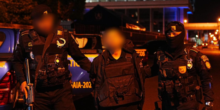 sorprendido cuando portaba en la mano una pistola con el número de registro esmerilado. / Foto: PNC