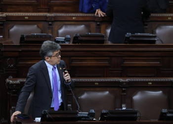 Ministro de Salud y Asistencia Social, Joaquín Barnoya, durante su interpelación. / Foto: DCA.