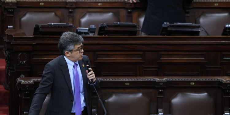 Ministro de Salud y Asistencia Social, Joaquín Barnoya, durante su interpelación. / Foto: DCA.