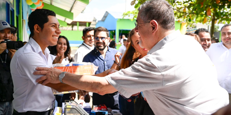 Mineduc ha entregado Valija Didáctica al 85 % de docentes. (Foto: archivo, Álvaro Interiano)