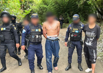 Durante su intento de huida, los sujetos aparentemente perdieron el control de la motocicleta y sufrieron una caída, lo que permitió su captura inmediata. / Foto: PNC.