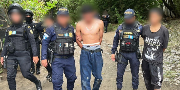 Durante su intento de huida, los sujetos aparentemente perdieron el control de la motocicleta y sufrieron una caída, lo que permitió su captura inmediata. / Foto: PNC.