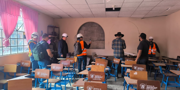 UCEE evalúa daños en escuelas de Santa María de Jesús. / Foto: CIV.