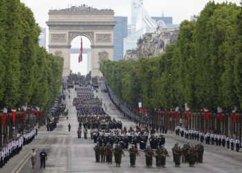 Fuerzas militares de Francia muestran parte de su fuerza durante desfile de este 14 de julio.