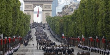 Fuerzas militares de Francia muestran parte de su fuerza durante desfile de este 14 de julio.