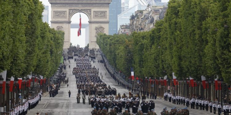 Fuerzas militares de Francia muestran parte de su fuerza durante desfile de este 14 de julio.