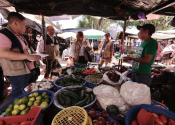 Inspectores de la Diaco verifican que los negocios en Santa María de Jesús respeten los precios de referencia.