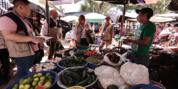 Inspectores de la Diaco verifican que los negocios en Santa María de Jesús respeten los precios de referencia.