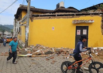 Dos fuertes temblores dejan dos fallecidos y daños materiales en Guatemala