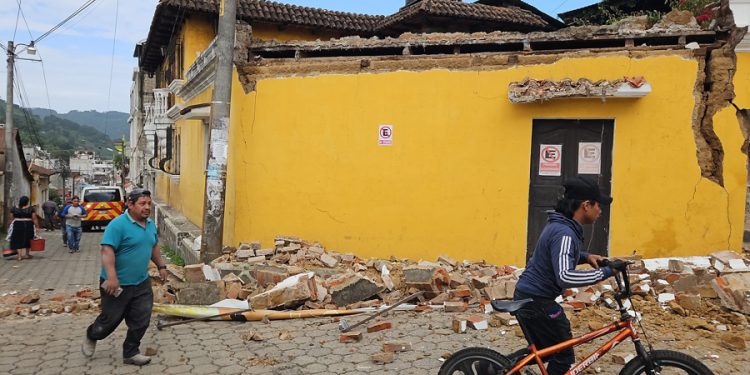 Dos fuertes temblores dejan dos fallecidos y daños materiales en Guatemala