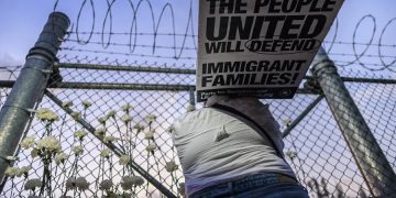 Los estadonidenses creen que el gobierno de Trump no prioriza la deportación de criminales peligrosos.