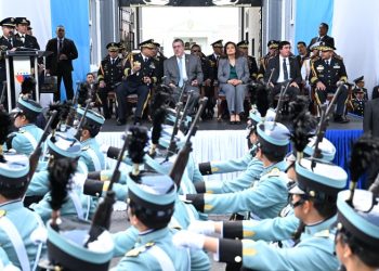 Presidente refrenda vocación democrática del Ejército, que “no se prestará a llamados inconstitucionales”