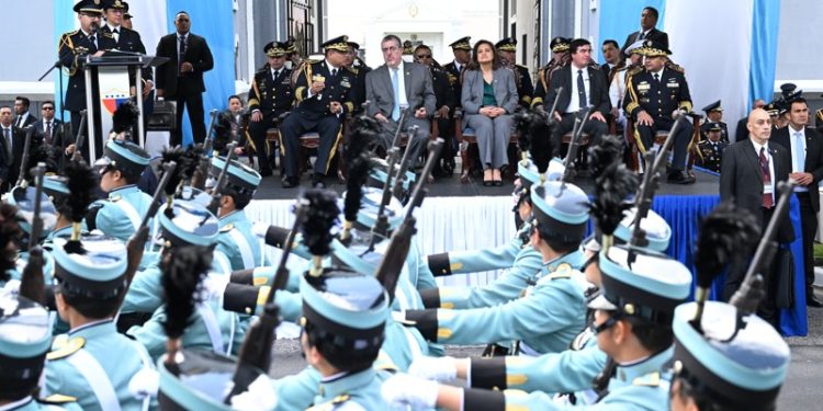 Presidente refrenda vocación democrática del Ejército, que “no se prestará a llamados inconstitucionales”