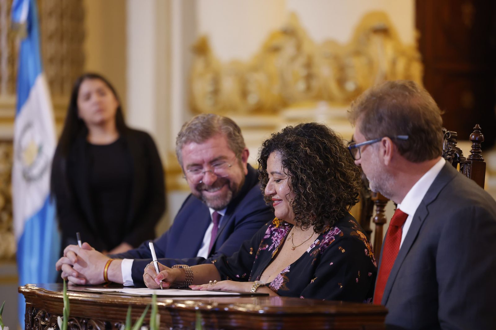 La Dra. Zulma Calderón, y los representantes del Instituto Neurológico Nacional y Global Exchange firman el convenio de cooperación interinstitucional.