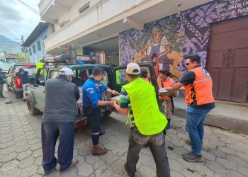 Entrega de ayuda humanitaria en Santa María de Jesús, Sacatepéquez. / Foto: Conred.