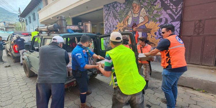 Entrega de ayuda humanitaria en Santa María de Jesús, Sacatepéquez. / Foto: Conred.