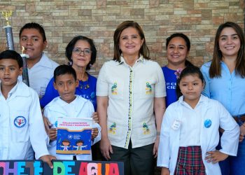 Vicepresidenta impulsa los clubes de ciencia en Suchitepéquez. / Foto: Vicepresidencia de la República.