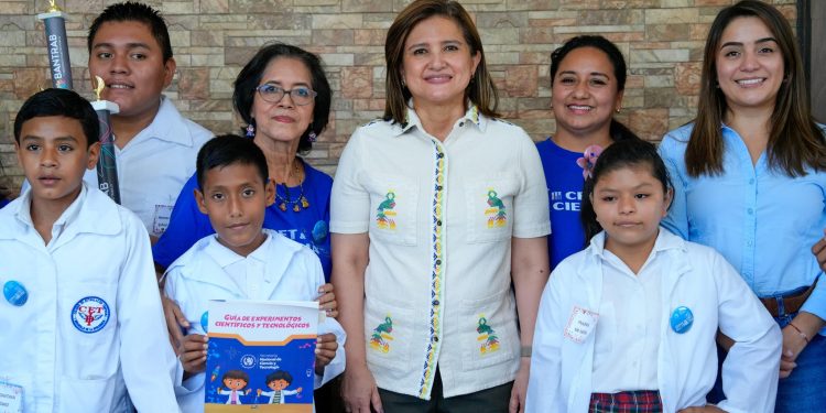 Vicepresidenta impulsa los clubes de ciencia en Suchitepéquez. / Foto: Vicepresidencia de la República.