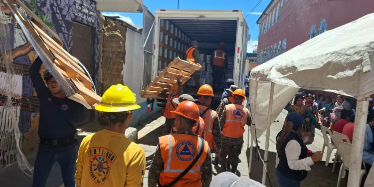 Entrega de donaciones en Santa María de Jesús, Sacatepéquez. / Foto: Conred.