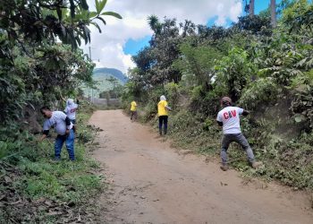 CIV realiza labores de chapeo y limpieza para mejorar acceso a Santa María de Jesús